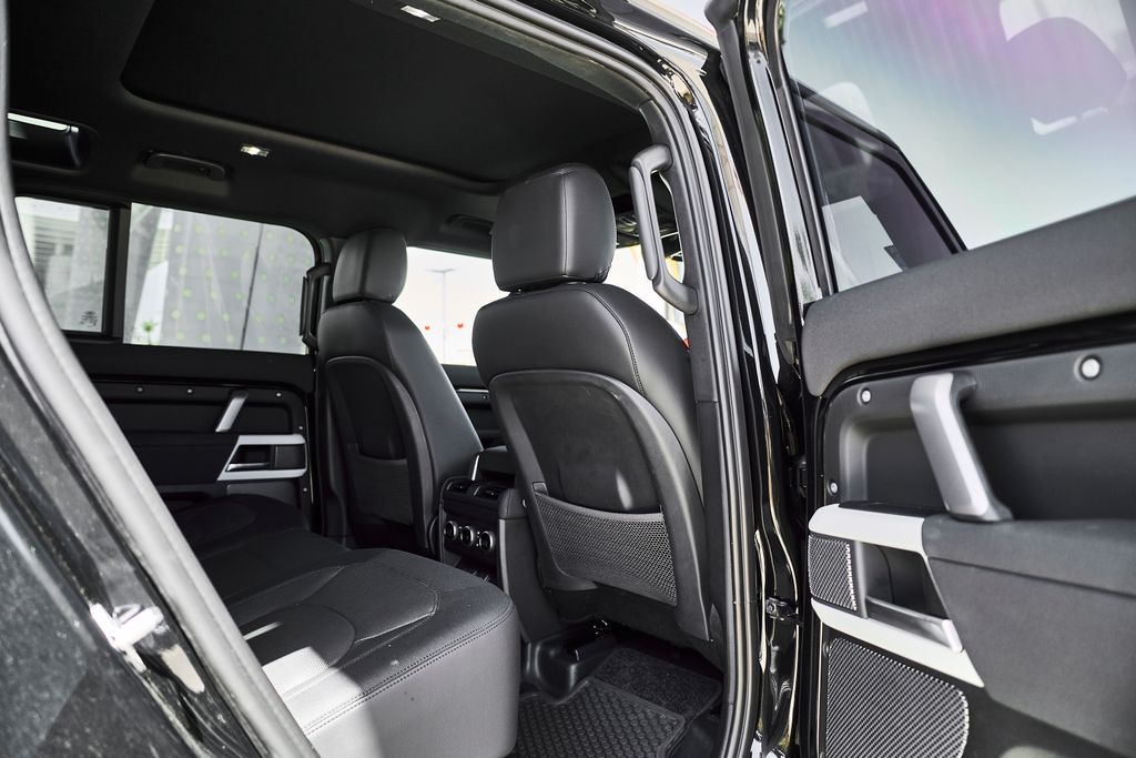 2023 Land Rover Defender X-Dynamic SE - Photo 14