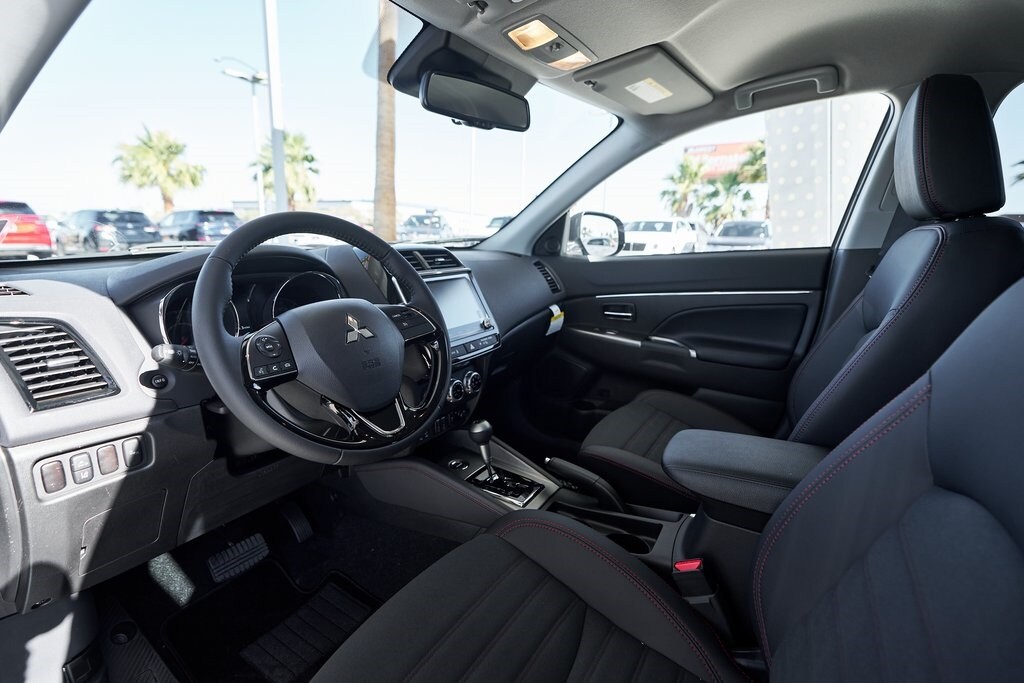 2025 Mitsubishi Outlander Sport SE photo 2