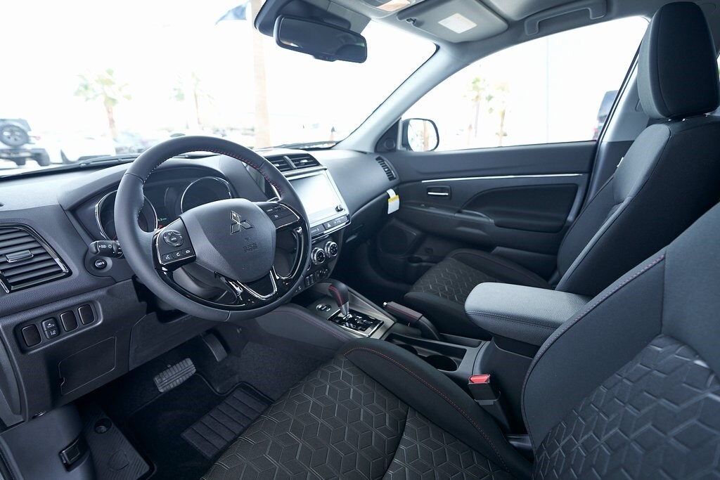 2025 Mitsubishi Outlander Sport LE photo 2