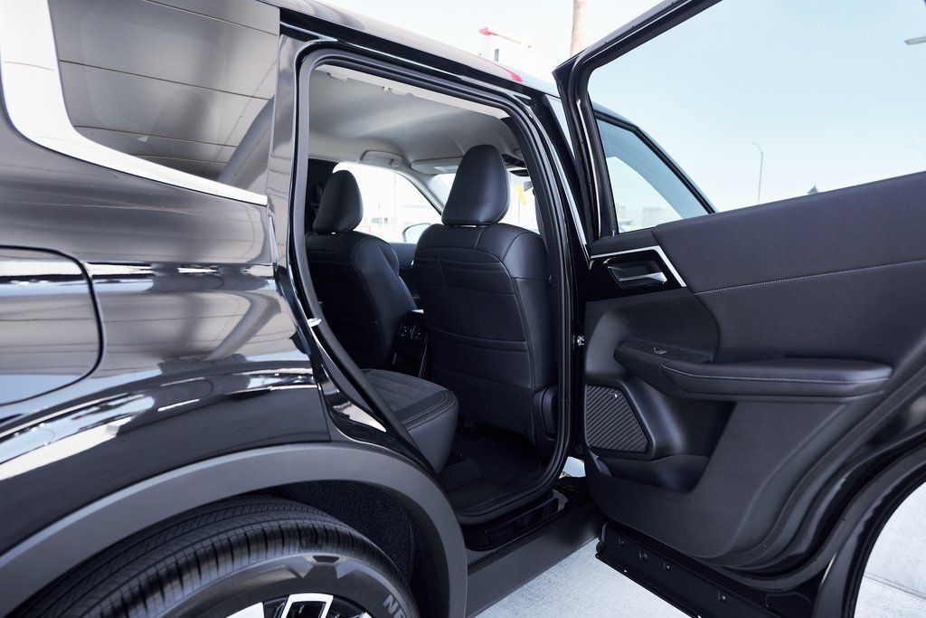 2025 Mitsubishi Outlander SE - Photo 14