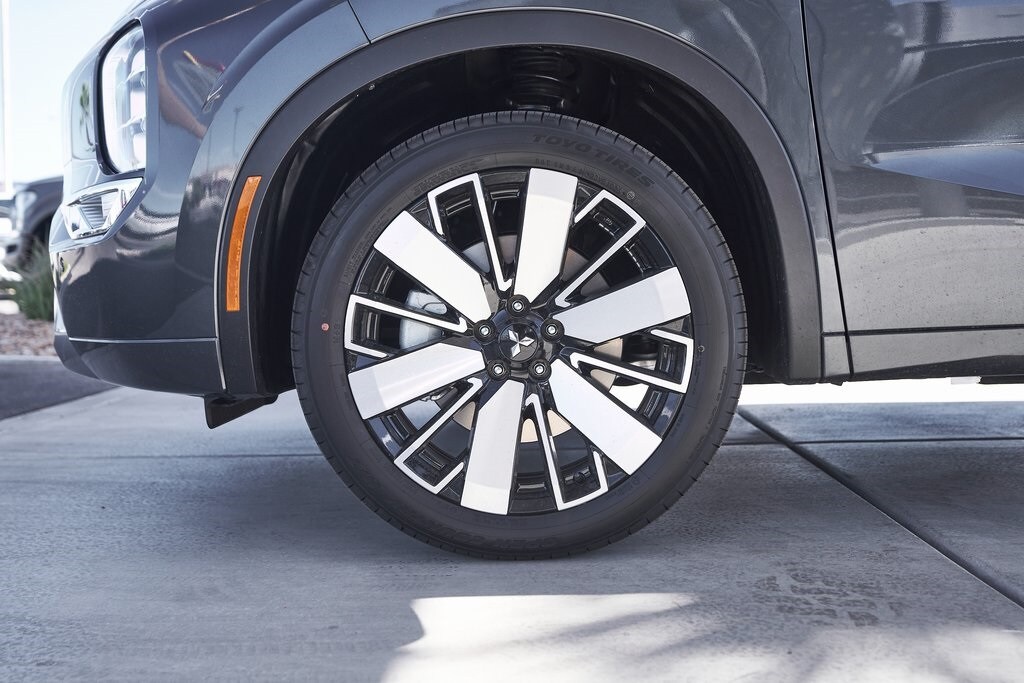 2025 Mitsubishi Outlander SEL photo 3