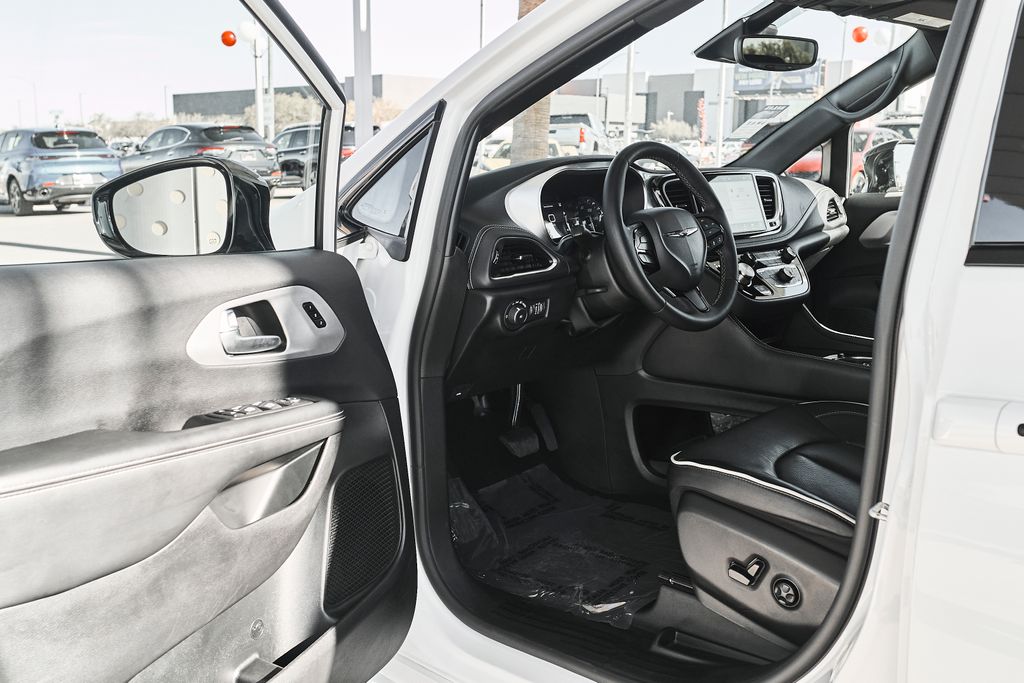 2025 Chrysler Pacifica Limited - Photo 12