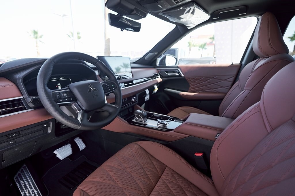 2025 Mitsubishi Outlander SEL photo 2