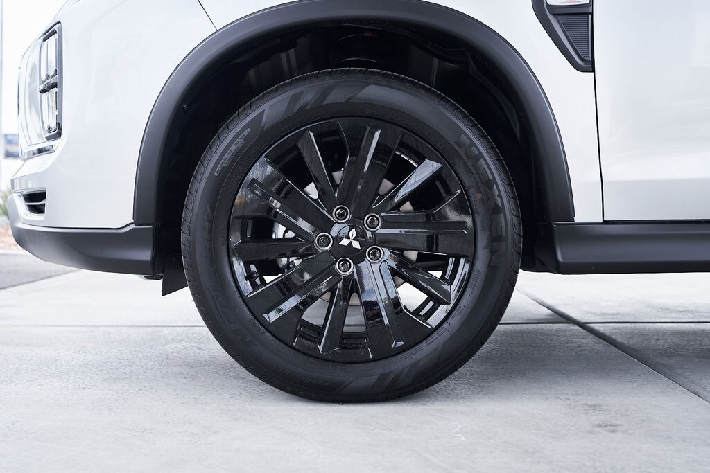 2025 Mitsubishi Outlander Sport LE photo 3