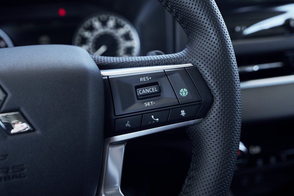 2025 Mitsubishi Outlander SE - Photo 36