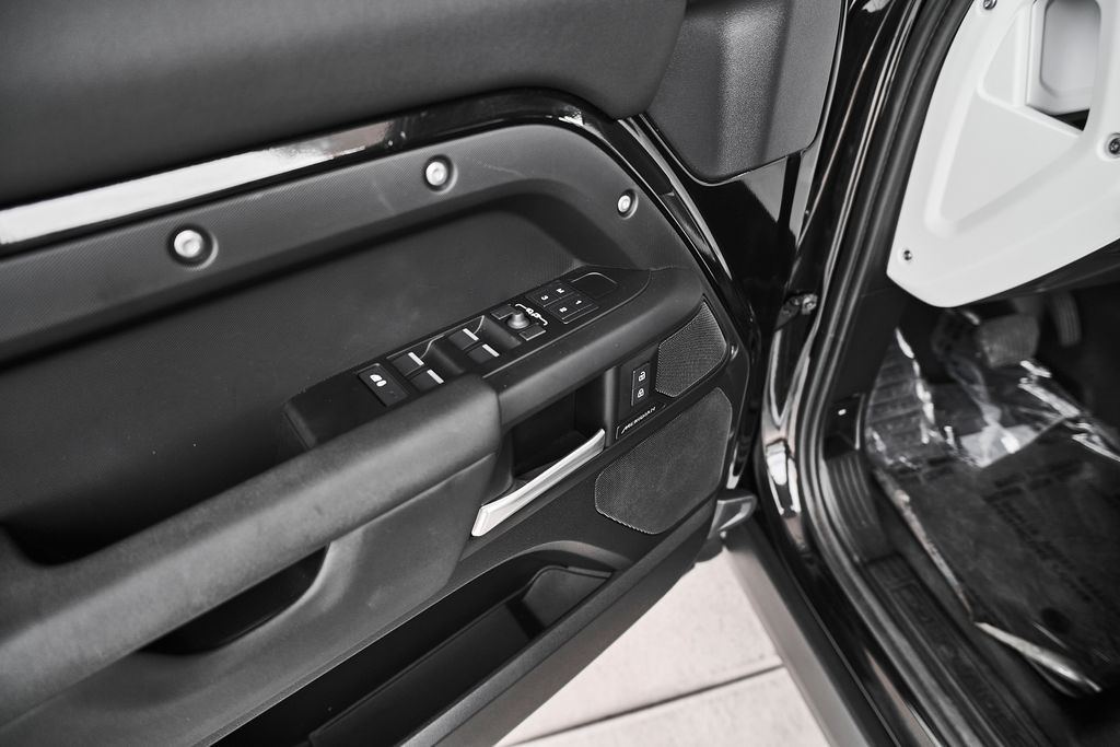 2025 Land Rover Defender S - Photo 19