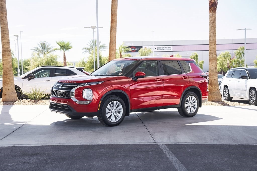 2025 Mitsubishi Outlander ES photo 4