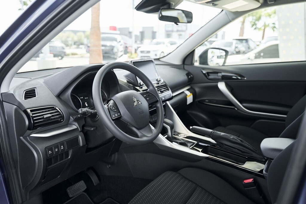 2026 Mitsubishi Eclipse Cross LE photo 2