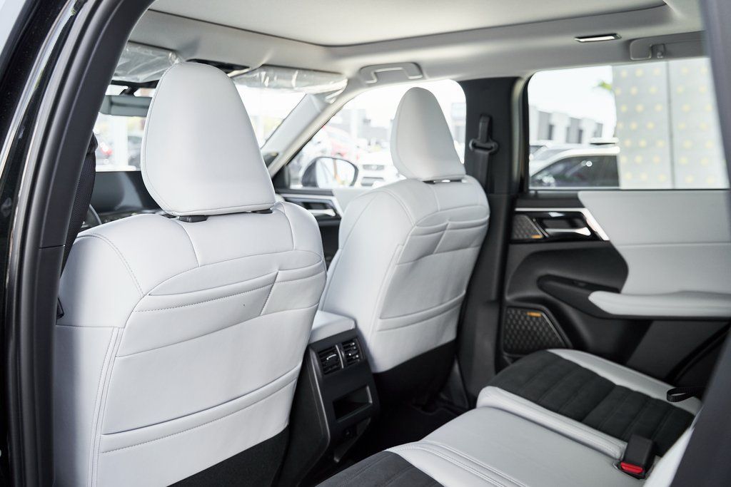 2025 Mitsubishi Outlander SE - Photo 23