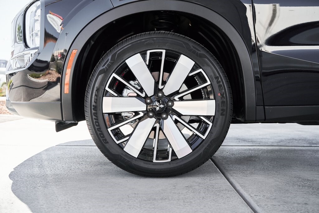 2025 Mitsubishi Outlander SE photo 2