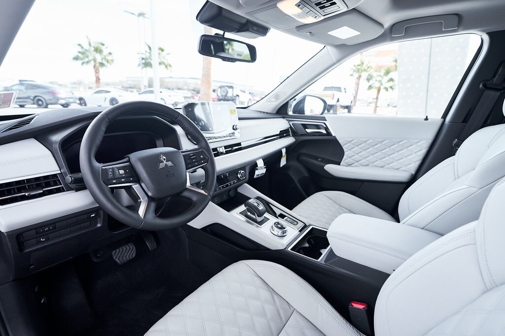 2025 Mitsubishi Outlander SE photo 2