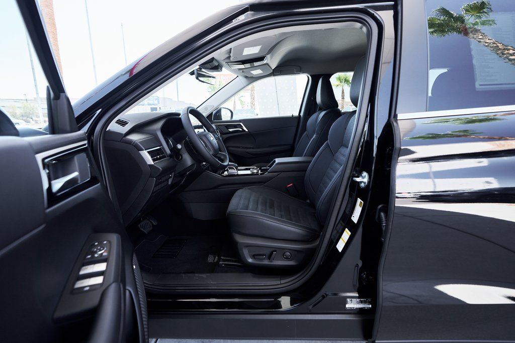 2025 Mitsubishi Outlander SE - Photo 18