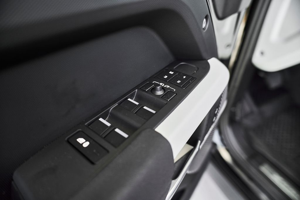 2023 Land Rover Defender X-Dynamic SE - Photo 20