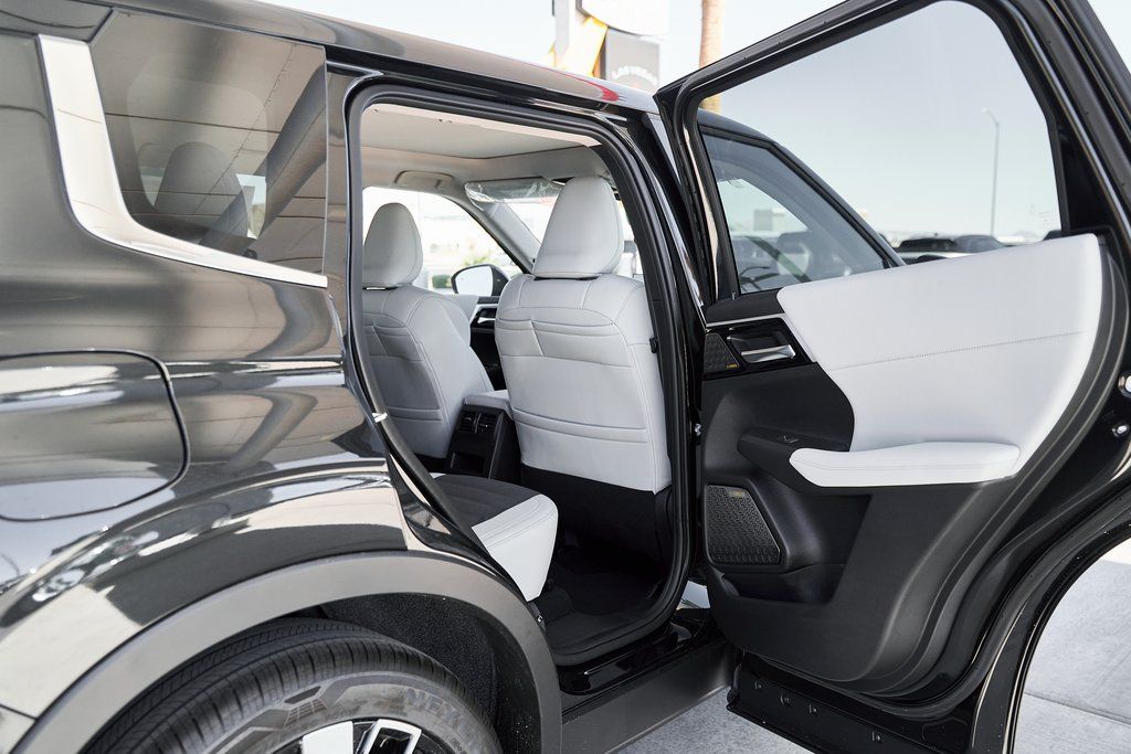 2025 Mitsubishi Outlander SE - Photo 14