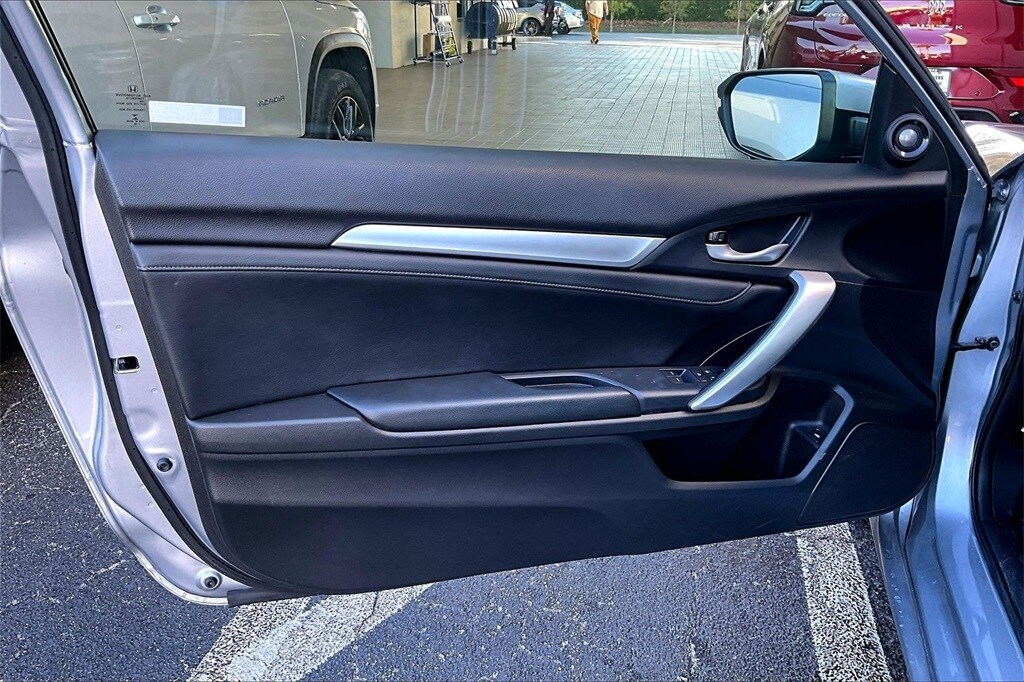 2019 Honda Civic Touring photo 2