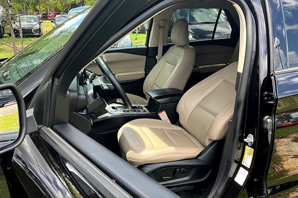 2023 Ford Explorer XLT photo 3