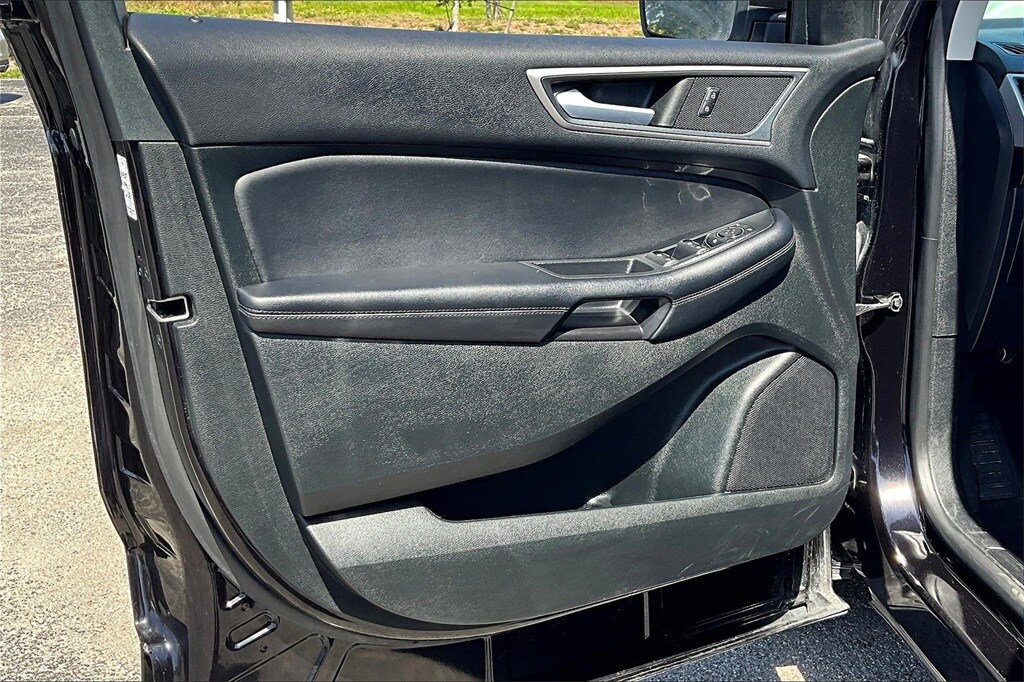 2024 Ford Edge SEL photo 2