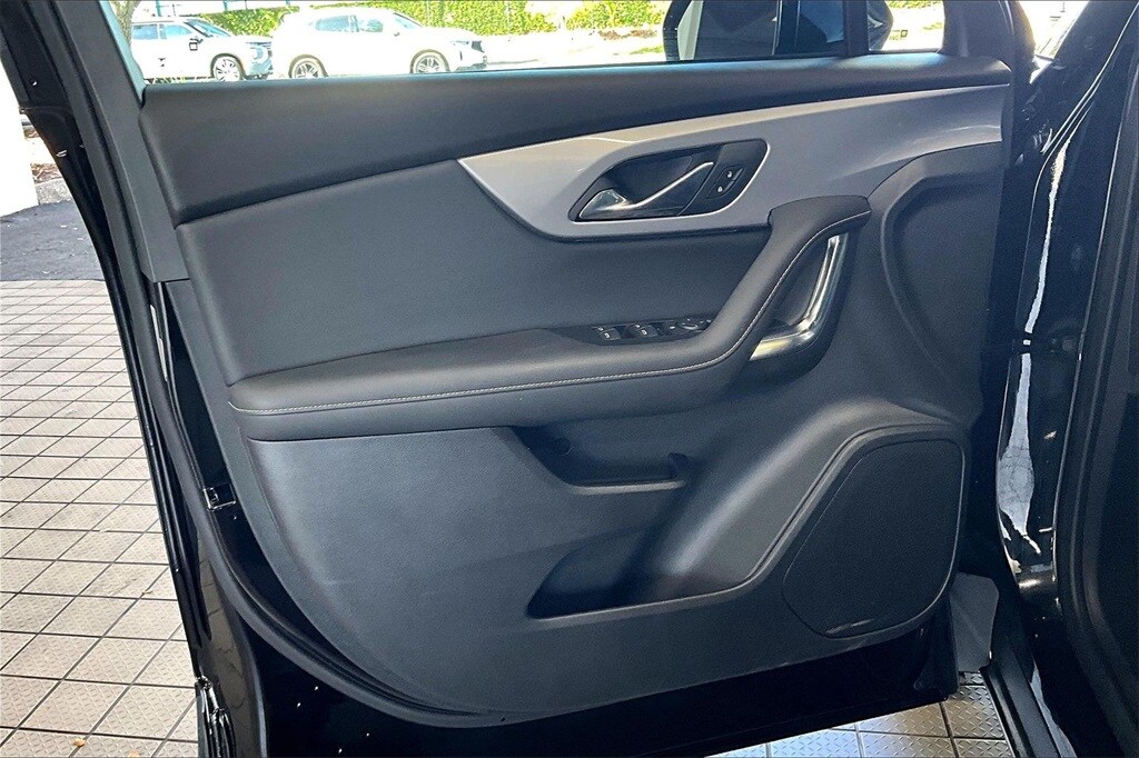 2025 Chevrolet Blazer 2LT photo 2