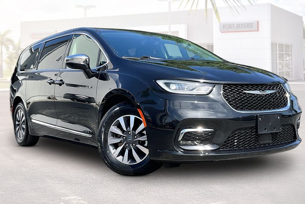 2023 Chrysler Pacifica Hybrid Limited Hybrid's photo