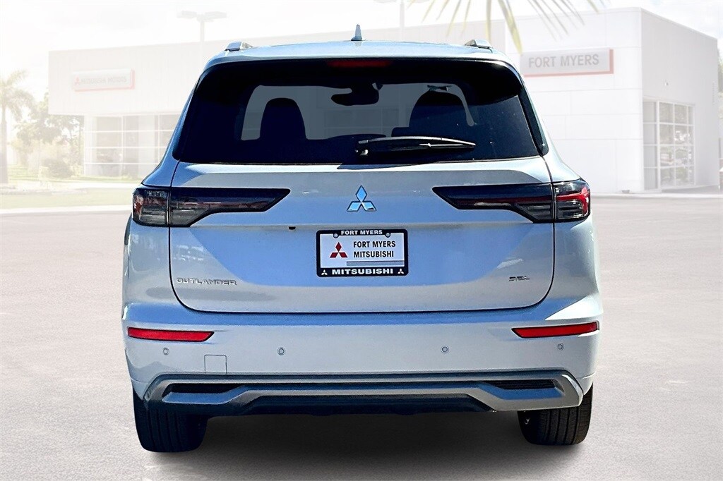 2025 Mitsubishi Outlander SEL photo 3