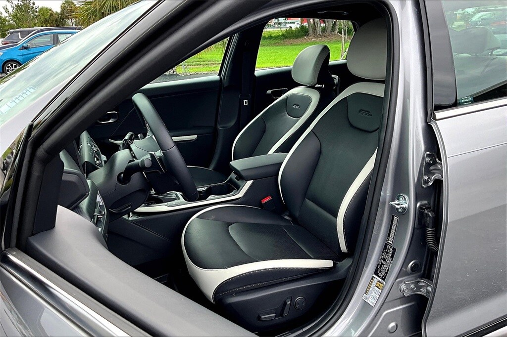 2025 Kia K4 GT-Line photo 3