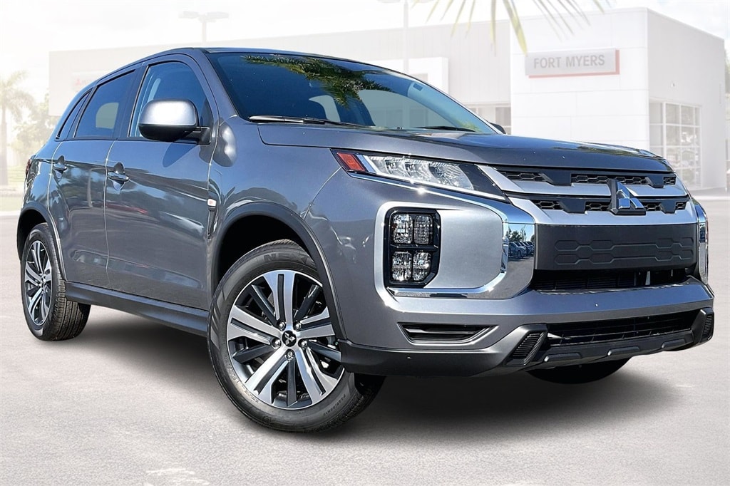 2025 Mitsubishi Outlander ES's photo