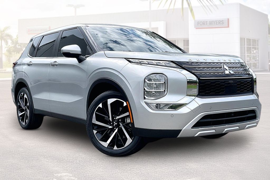 2023 Mitsubishi Outlander SE 2WD's photo