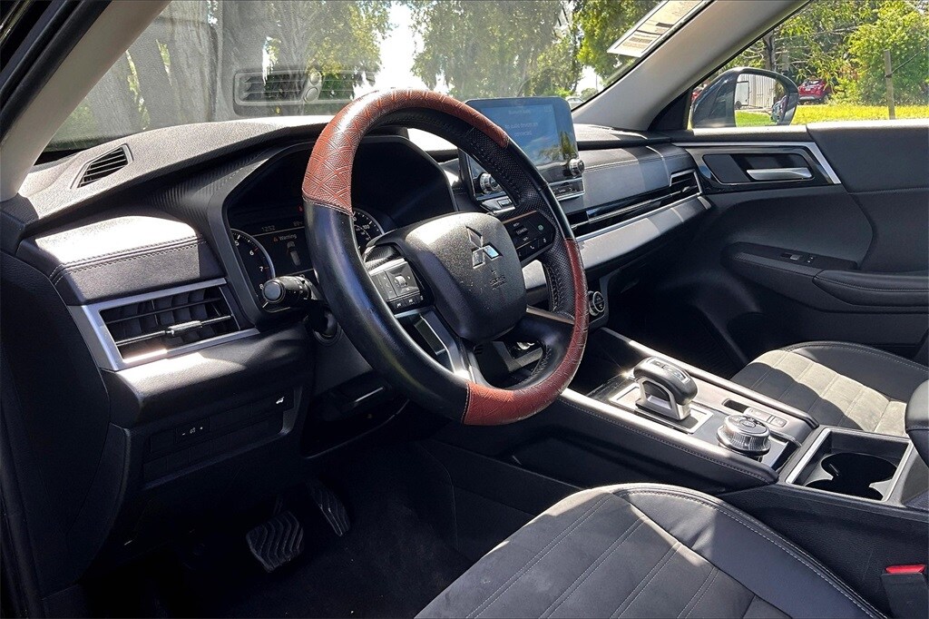 2023 Mitsubishi Outlander SE photo 3