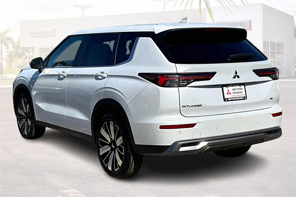 2025 Mitsubishi Outlander SE photo 3