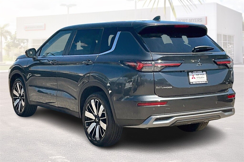 2025 Mitsubishi Outlander SE photo 3