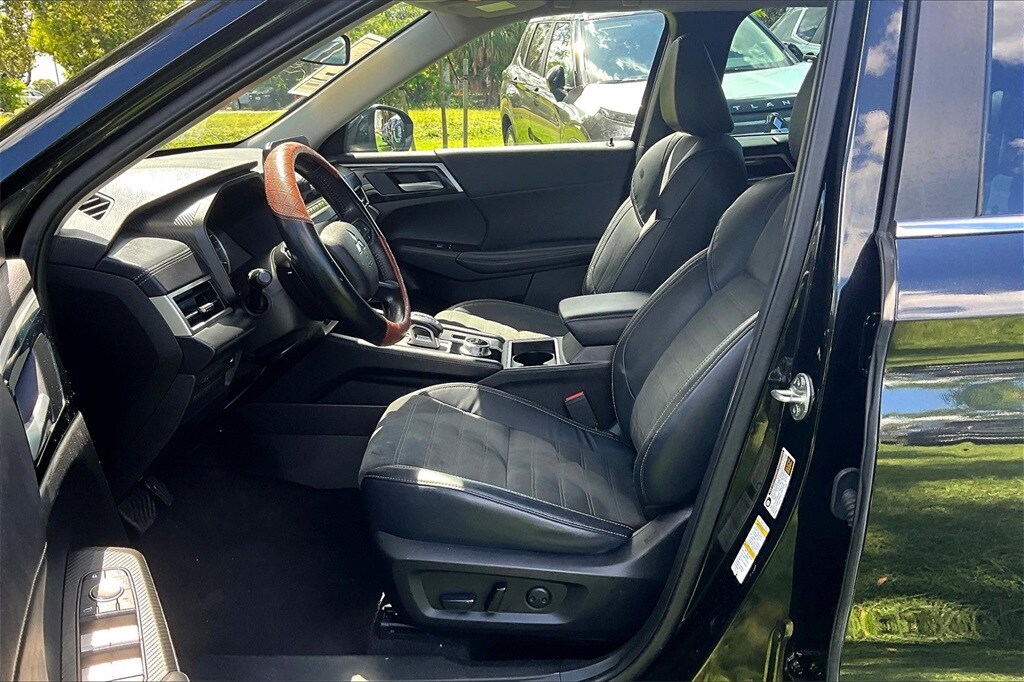 2023 Mitsubishi Outlander SE photo 2