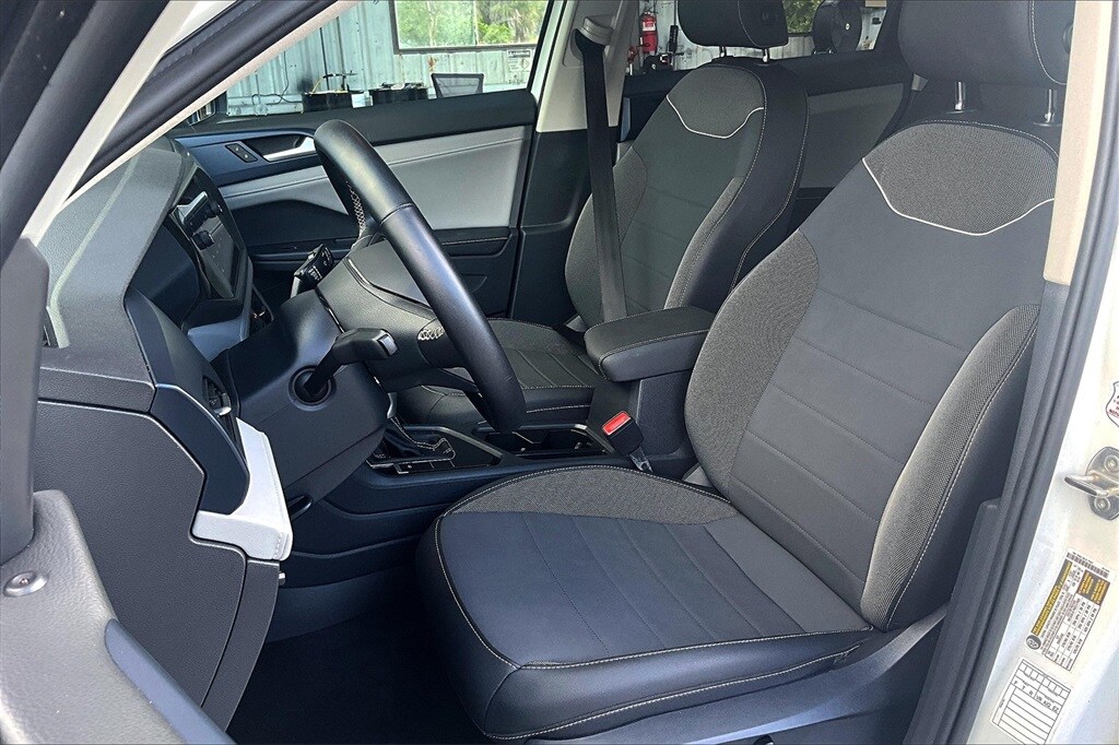 2024 Volkswagen Taos SE photo 3