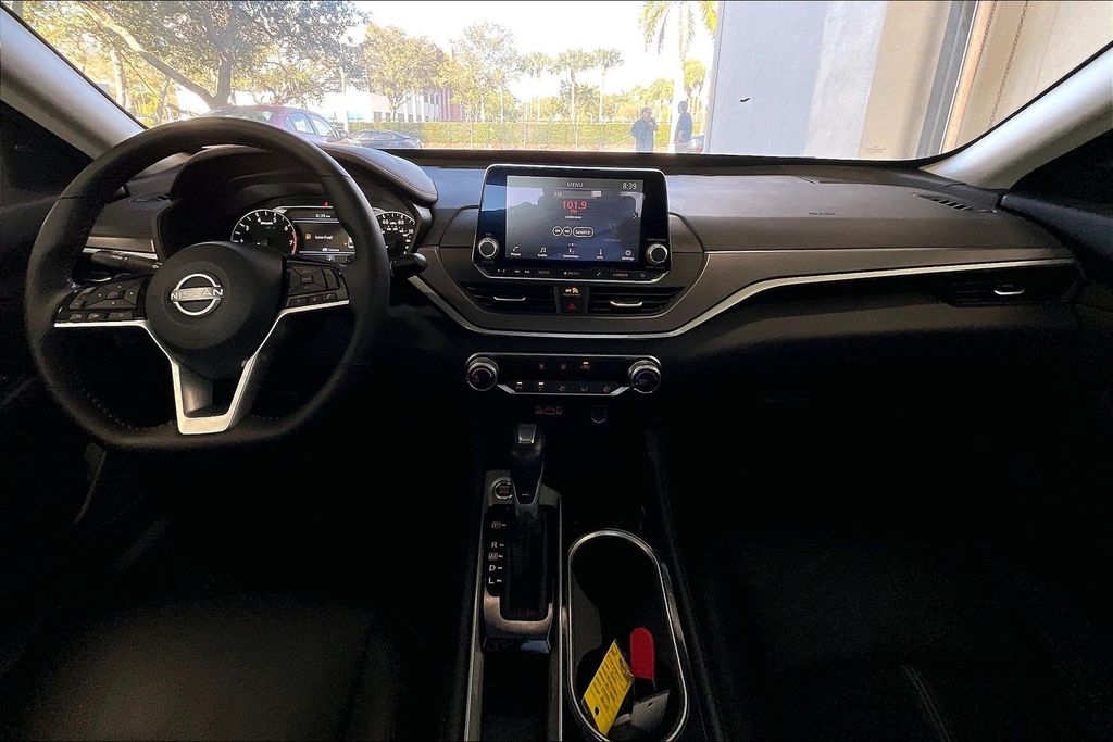 2025 Nissan Altima SR - Photo 6
