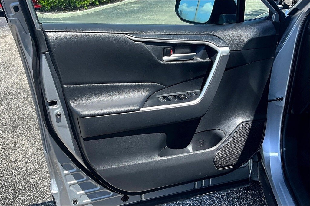 2024 Toyota RAV4 XLE photo 2