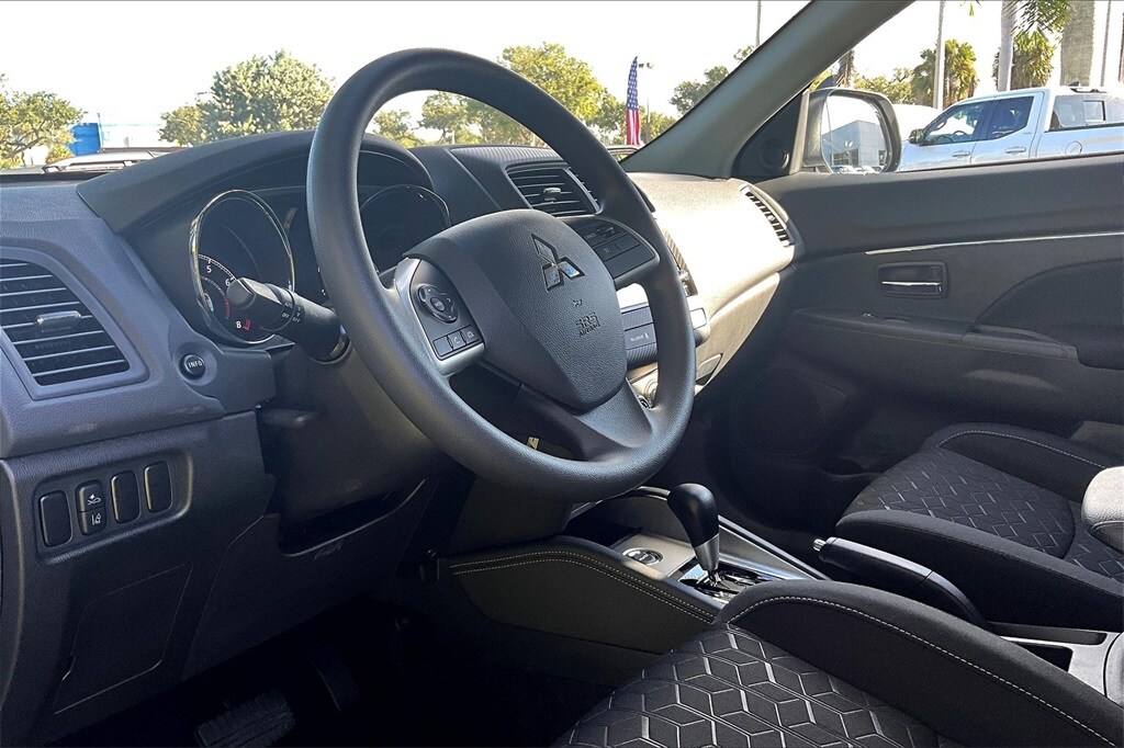 2025 Mitsubishi Outlander Sport ES photo 4