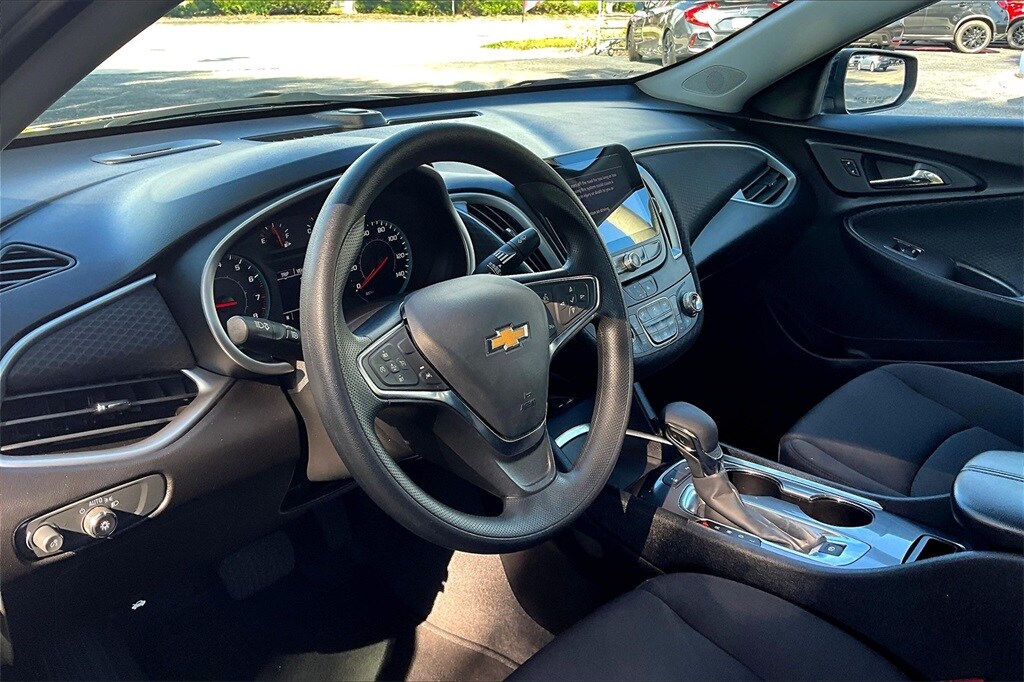 2024 Chevrolet Malibu 1LT photo 2