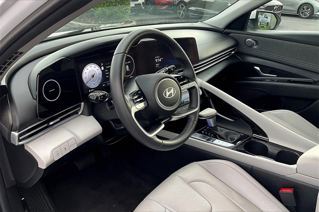 2025 Hyundai Elantra Limited photo 4