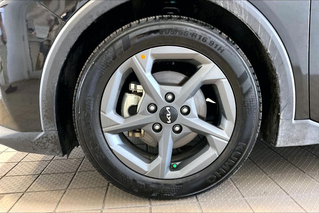 2025 Kia K4 LXS - Photo 30