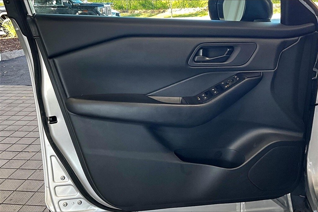 2024 Nissan Rogue S photo 2