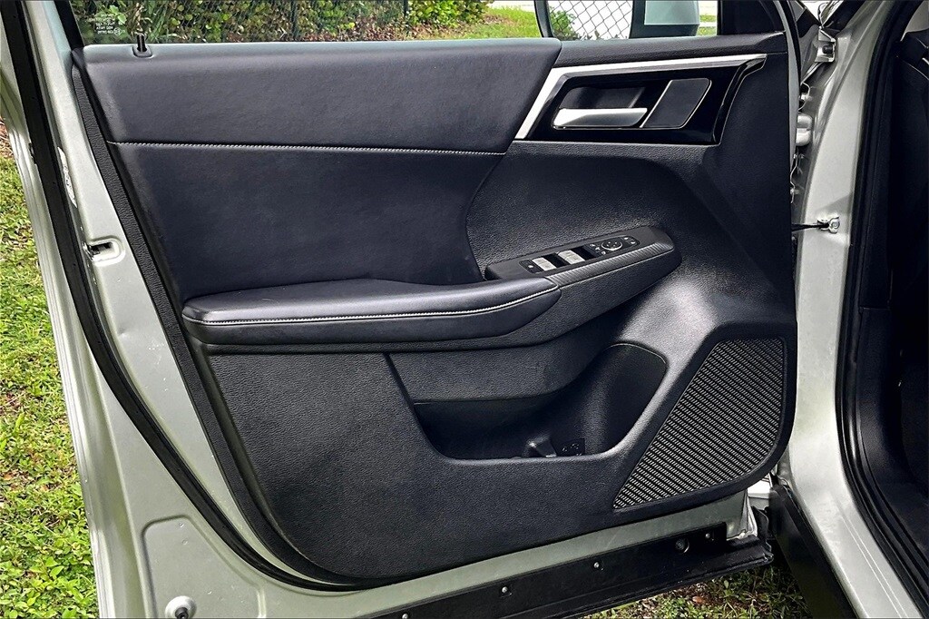 2024 Mitsubishi Outlander SE Ralliart photo 2