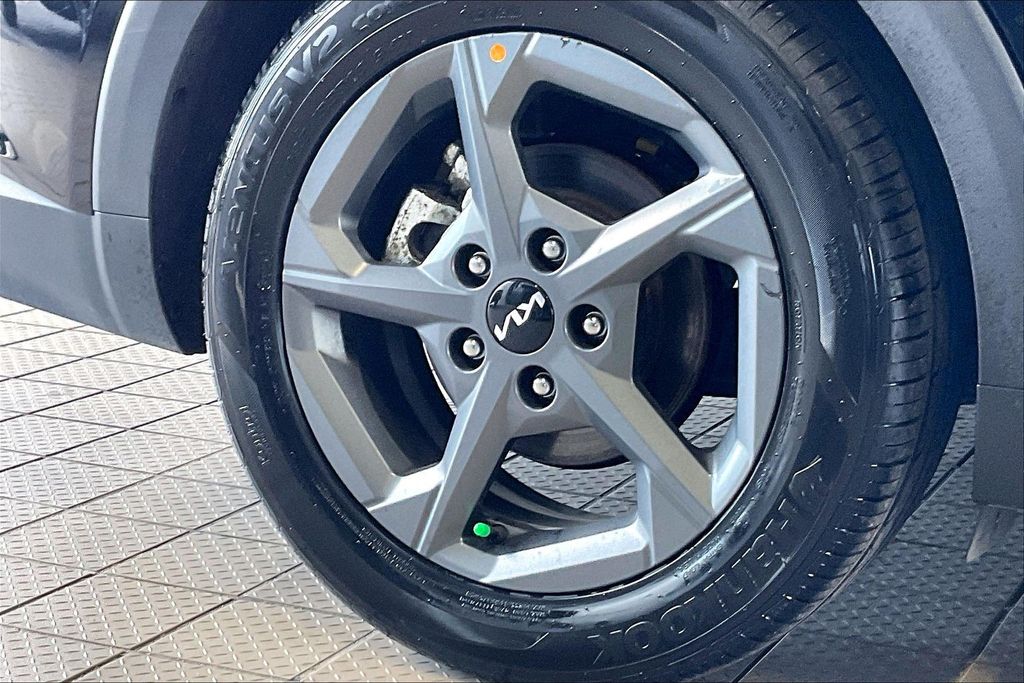 2025 Kia K4 LXS - Photo 34