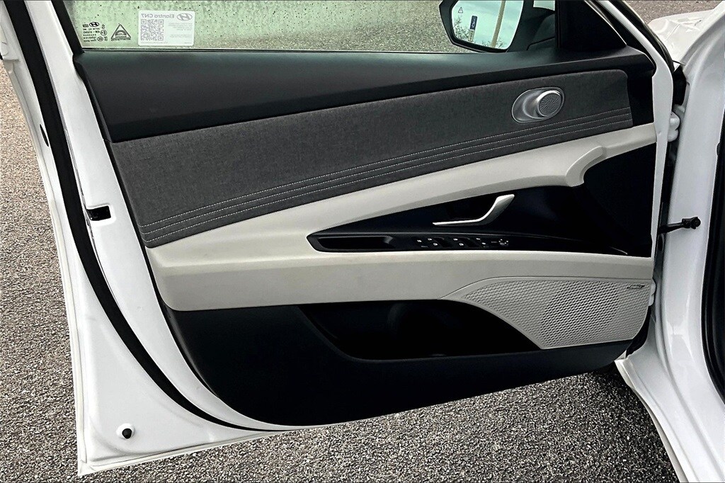2025 Hyundai Elantra Limited photo 2
