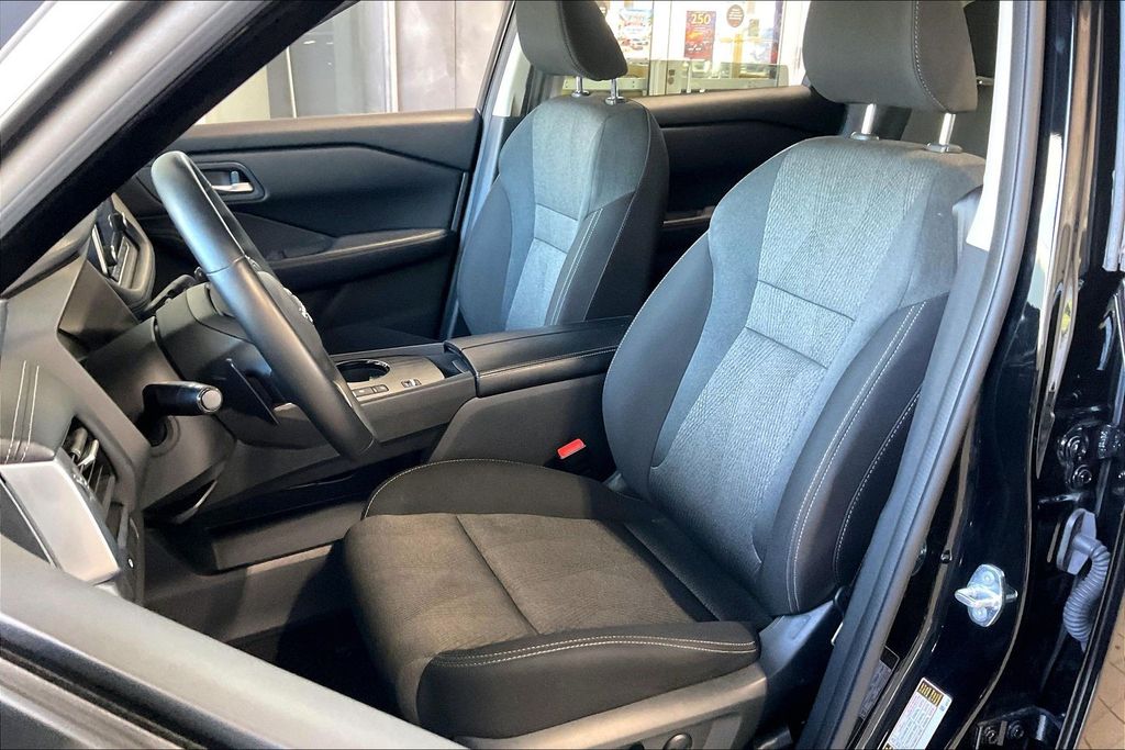 2025 Nissan Rogue SV - Photo 3