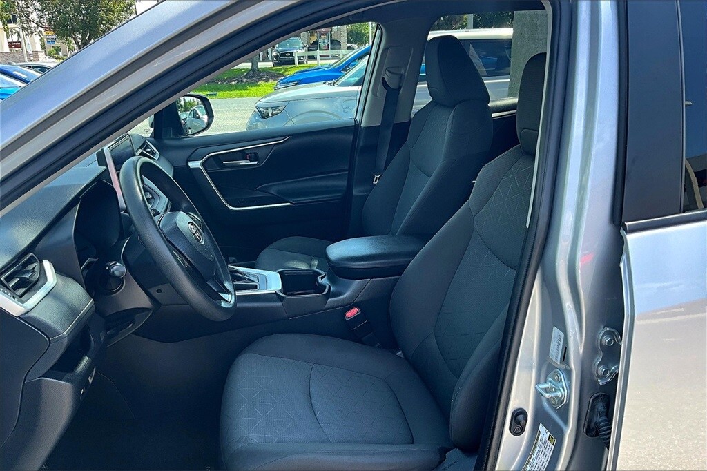 2024 Toyota RAV4 XLE photo 3