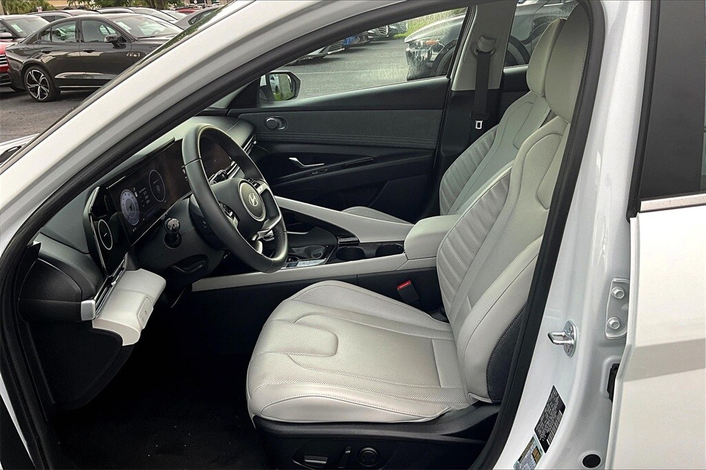 2025 Hyundai Elantra Limited photo 3