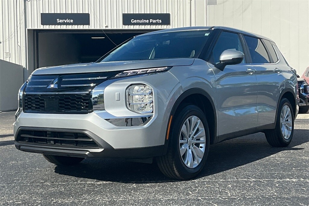 2025 Mitsubishi Outlander ES photo 2