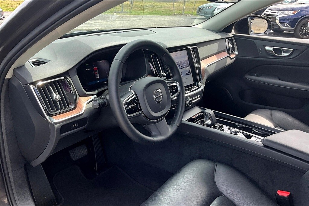 2024 Volvo S60 B5 Plus photo 2