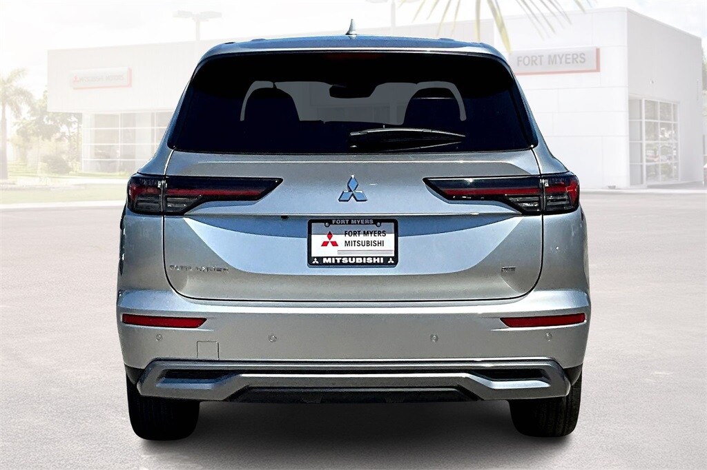 2025 Mitsubishi Outlander SE photo 4