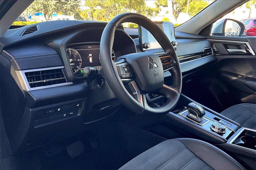 2024 Mitsubishi Outlander PHEV SE photo 3