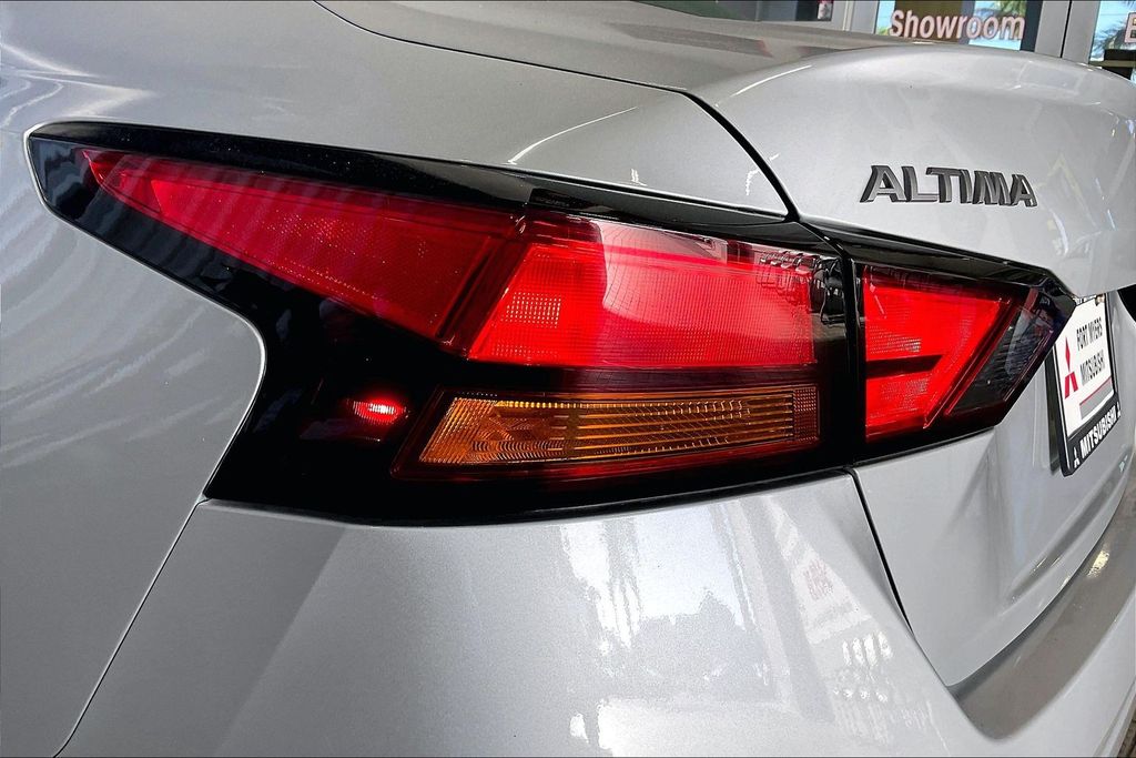 2025 Nissan Altima SR - Photo 17